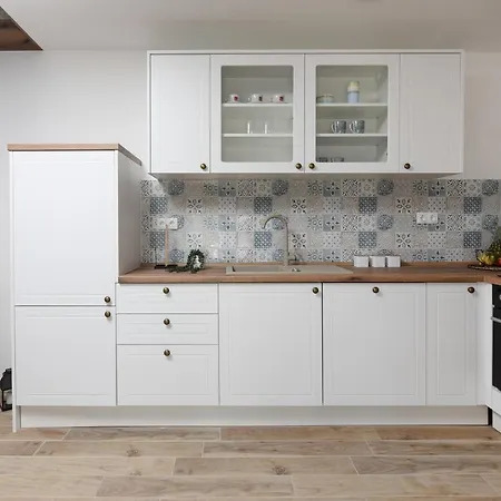 Stone House - Fumarea Apartman *