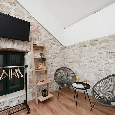 Stone House - Fumarea Apartman Rtina