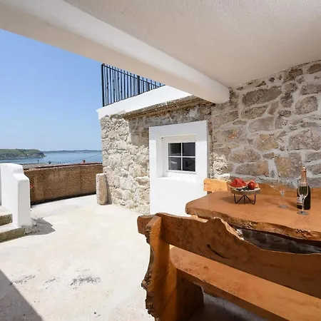 Stone House - Fumarea Apartman *