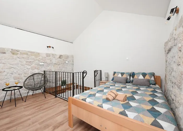 Stone House - Fumarea *