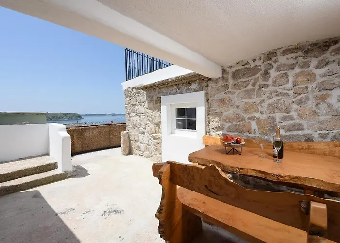 Stone House - Fumarea Apartman *