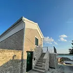 Stone House - Fumarea