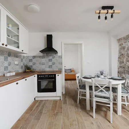Apartment Stone House - Fumarea Rtina