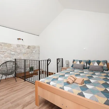 Stone House - Fumarea *