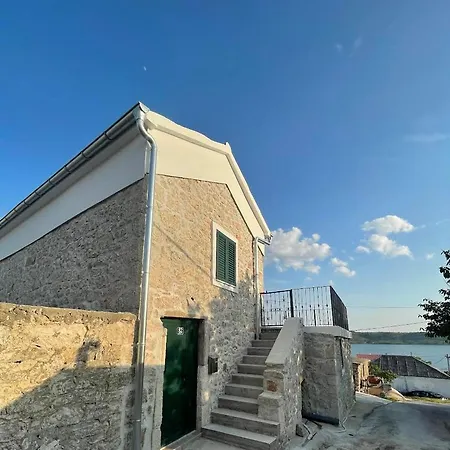 Stone House - Fumarea